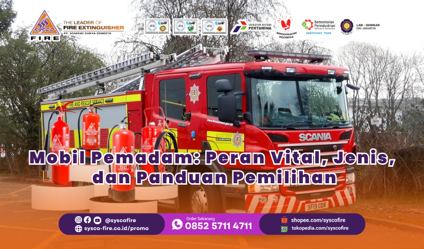 Mobil Pemadam Kebakaran Lengkap dengan Tangga dan Selang Air di Lokasi Kebakaran